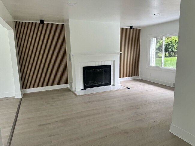 Building Photo - 2BD-1BTH HOME | NEWLY RENOVATED | WEST BLO...