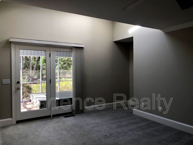 Building Photo - 1016 Creekside Ln