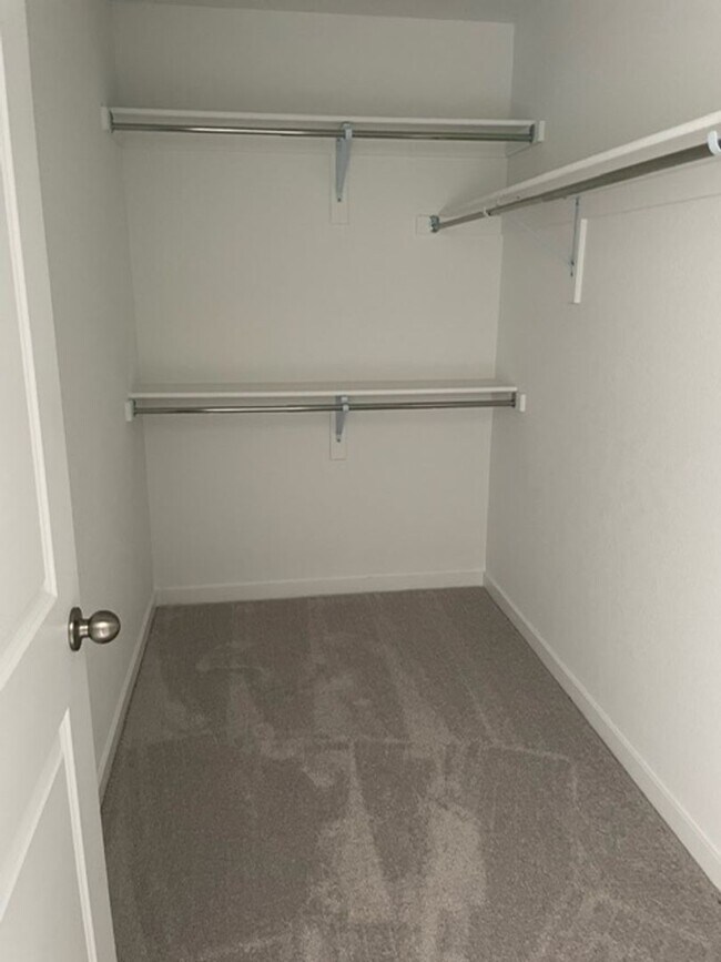 Building Photo - Spacious 4 Bed Townhome w/ 2-Car Garage in Erie – $1,000 Off 1st Month!