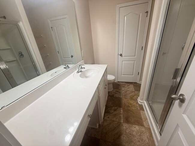 Building Photo - Beautiful townhome minutes from uptown