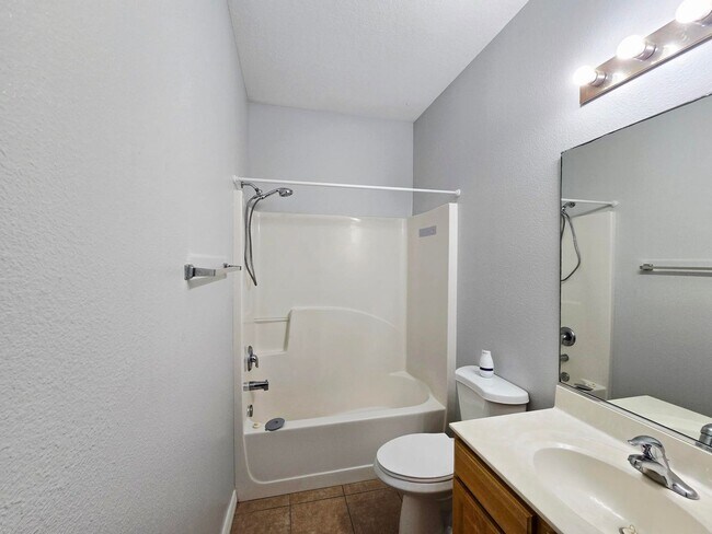 Building Photo - Annual 2/2 Condo with Flex Room in River Preserve Featuring Community Pool