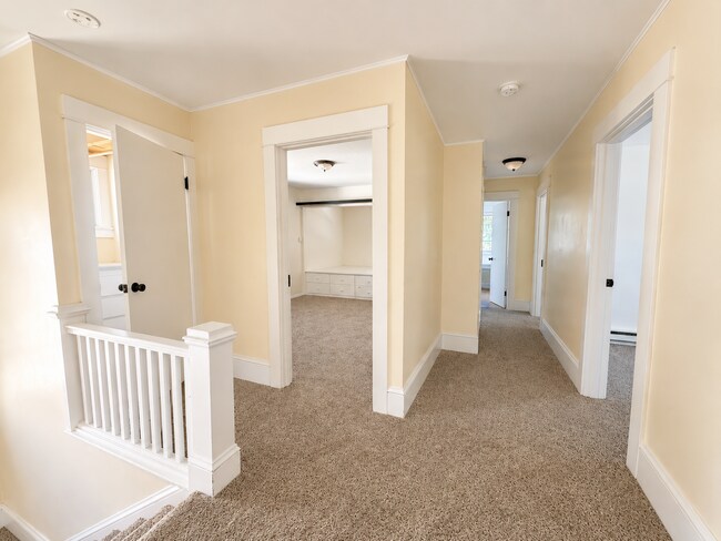 Building Photo - Spacious 5 Bedroom Home in N Portland with Hardwood Floors, Huge Basement & Fenced Yard!
