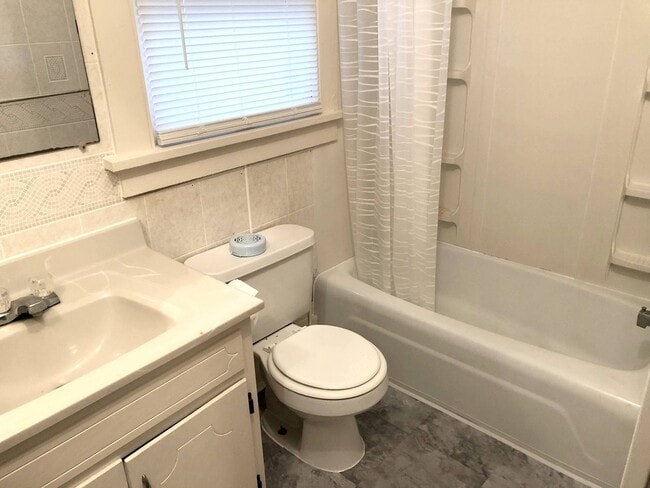 Building Photo - 2-Bed, 1-Bath Bungalow