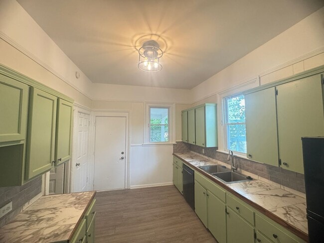 Building Photo - Single Family Home Located Near Medical Mi...
