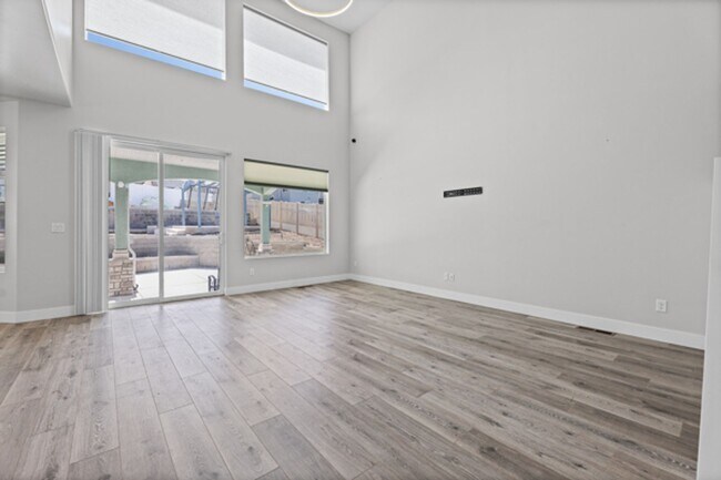 Building Photo - Large luxurious house with view of beautiful Utah Lake!