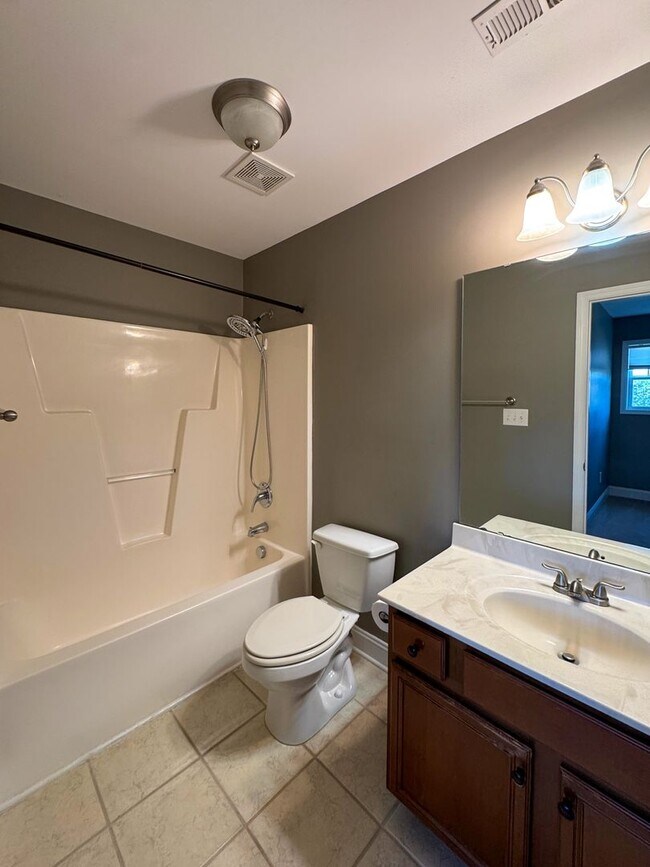 Building Photo - Lovely 3 Bed 2.5 Bath Home in Fayetteville