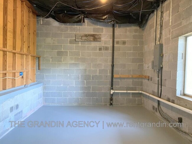 Building Photo - 728 Welton Ave SW