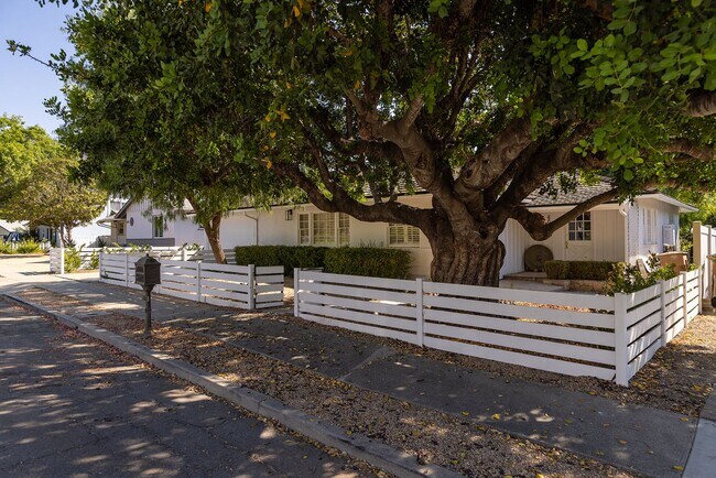 Building Photo - Downtown cottage