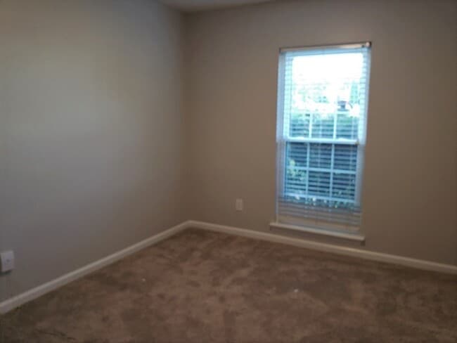 Building Photo - Beautiful 3BD/2BA ranch home with garage in pool community in Holly Springs!