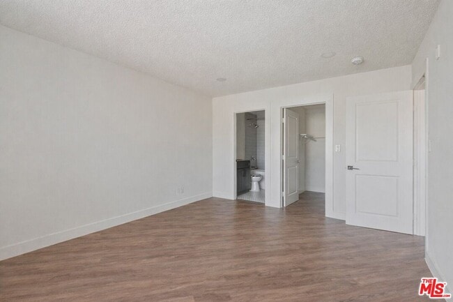 Building Photo - 310 S Kenmore Ave