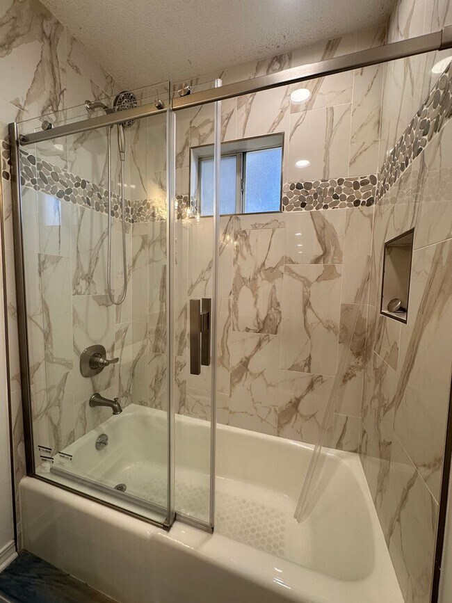 Building Photo - Newly Renovated 3 bedroom home in the heart of Miramar Beach!