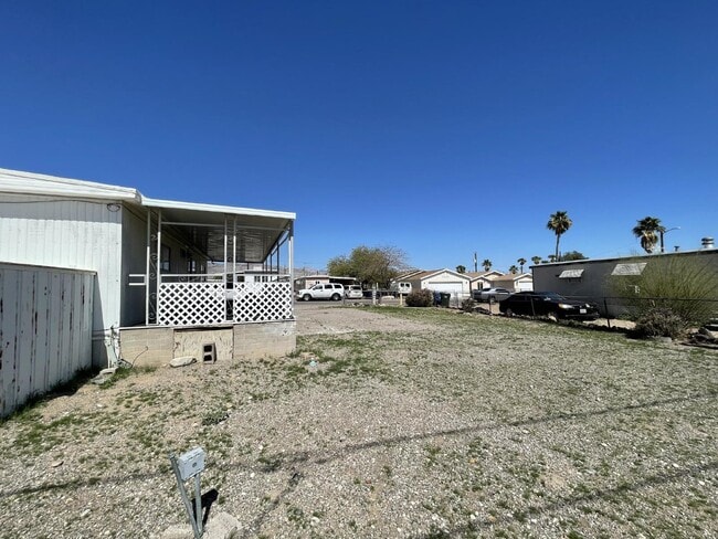 Building Photo - 2 bed 2 bath close to the river.