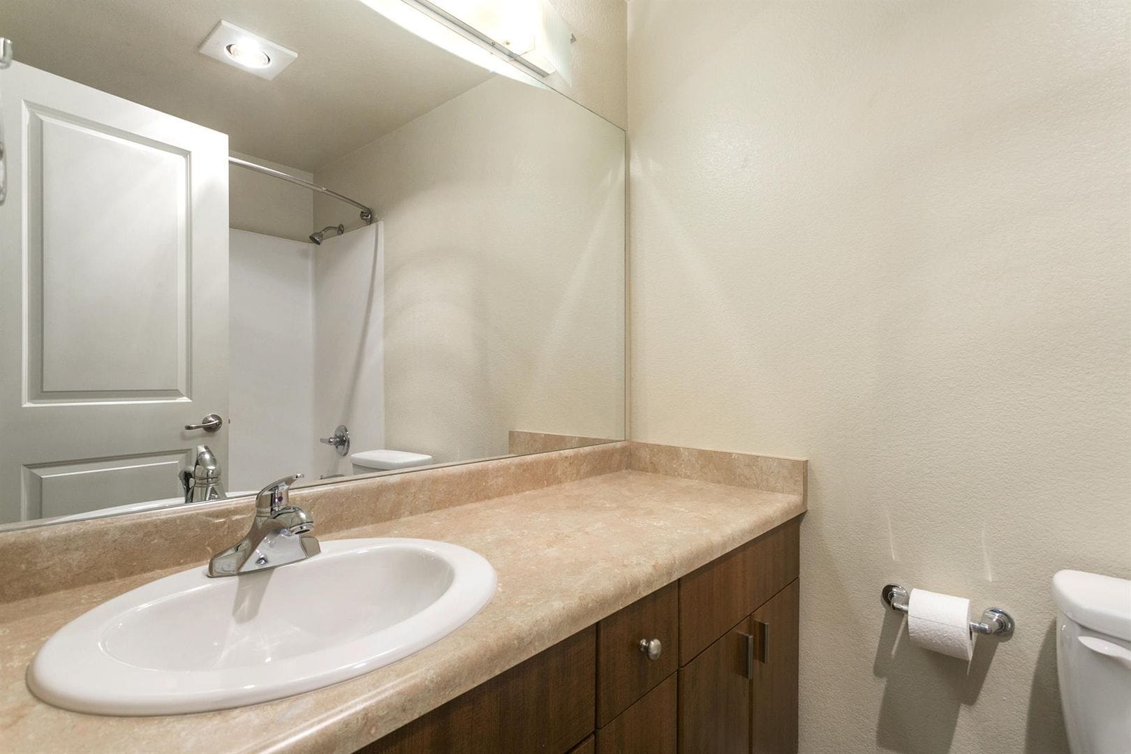 Building Photo - Spacious Mill Creek Corner unit Condo In-Town