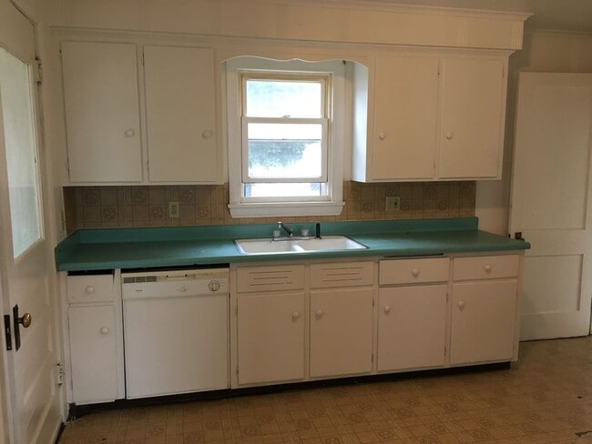 Building Photo - Awesome 3 BR 1 Bath Home with off street p...