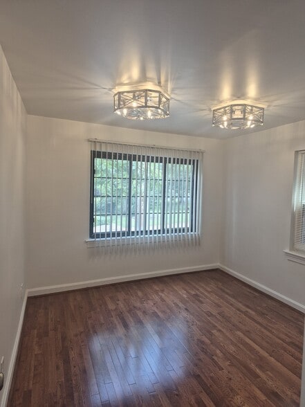 Building Photo - 2063 Beechmont Ave