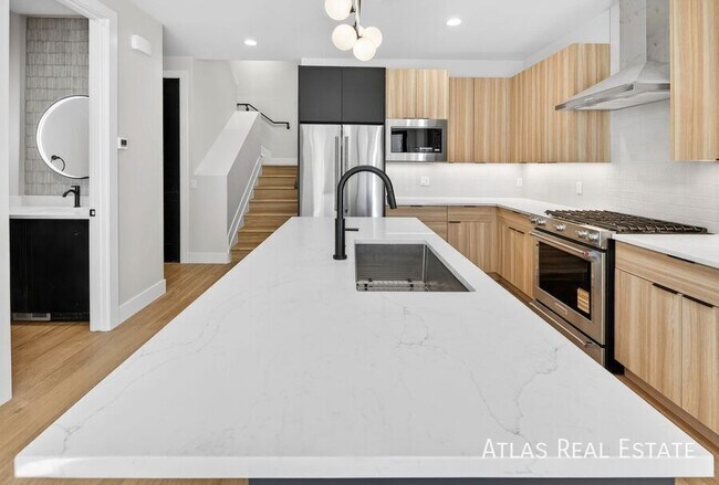 Building Photo - 830 Cherry St