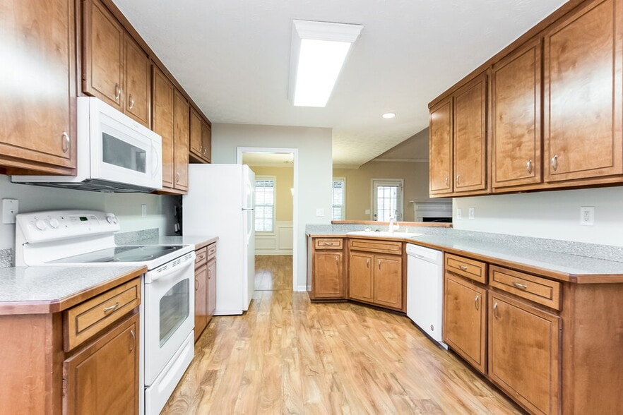 Building Photo - 670 Chapel Hill Dr SE