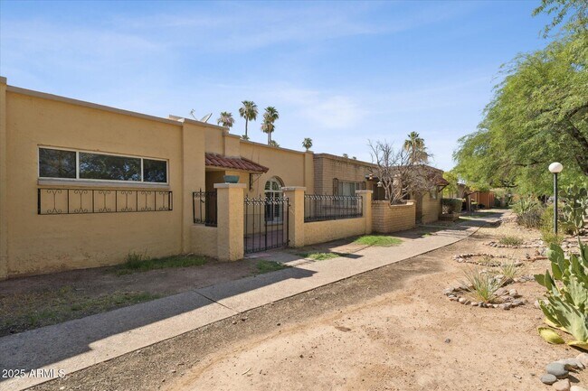 Primary Photo - 516 N Hobson Plaza
