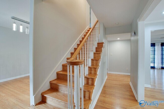 Building Photo - 2700 Briarwood Dr SE