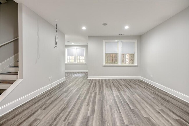 Building Photo - 1124 Holly Ave