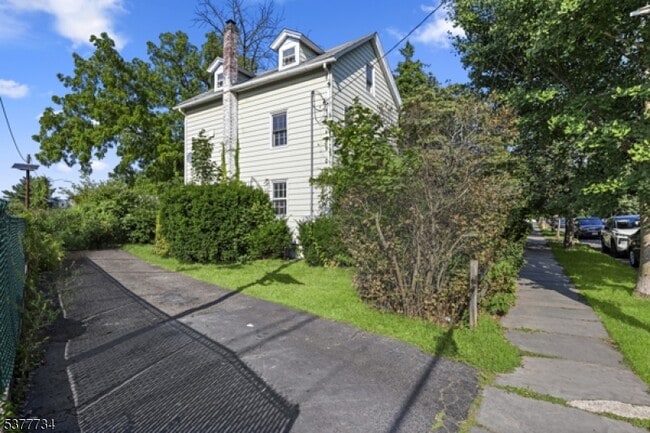 Building Photo - 69 Maple St
