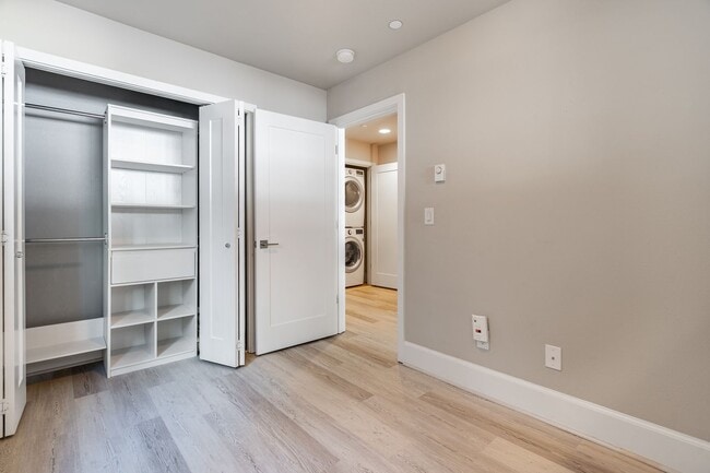 Building Photo - Welcome Home Modern Townhome in the heart of Freemont