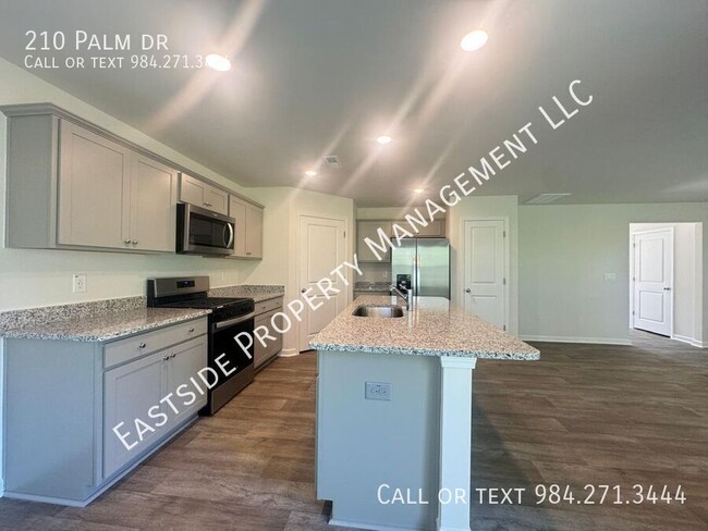 Building Photo - 210 Palm Dr