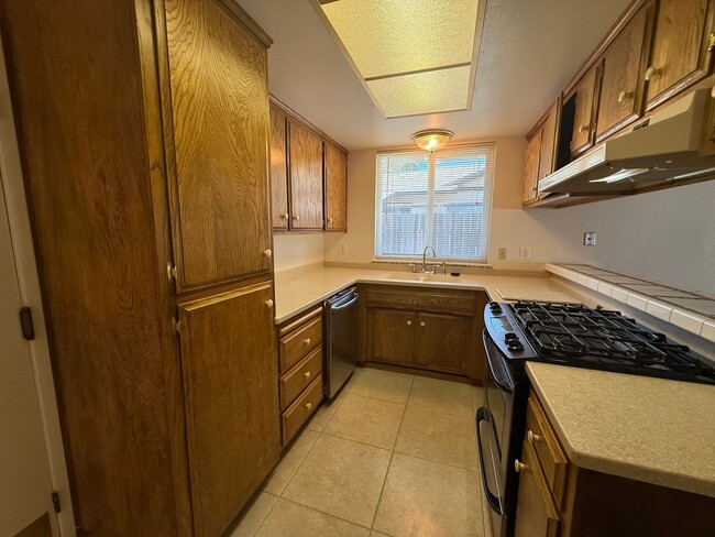 Building Photo - 3 bed 2 bath home available now!