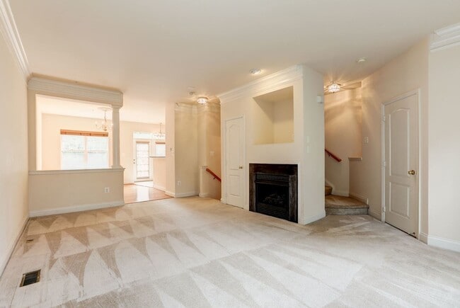 Building Photo - 3 Bed 3.5 Bath - Silver Spring Townhouse -...