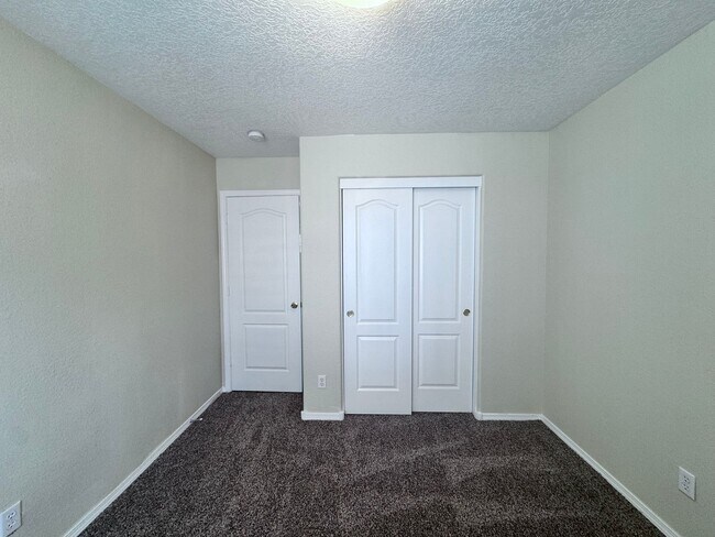 Building Photo - MOVE IN SPECIAL!! HALF OFF-SECURITY DEPOSIT! 3 bed 2 bath home in Los Lunas