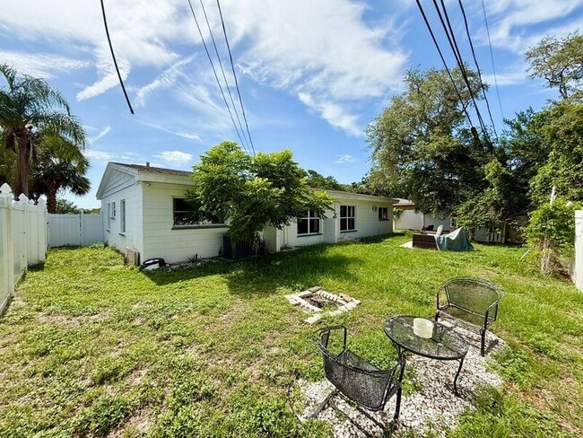 Building Photo - 1501 Carlos Ave