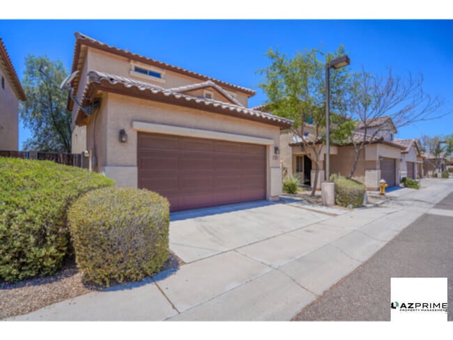 Building Photo - Discover this charming 3/2.5 townhome in Phoenix!