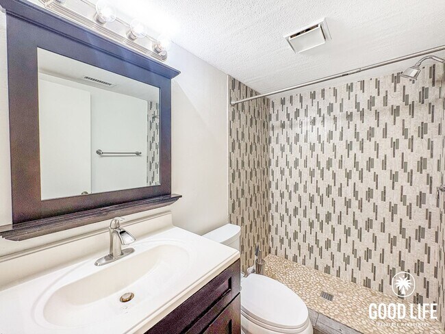 Building Photo - SD: Stunning 4BD/3BA Home in Vista with Panoramic Views, Private Balcony & Large Yard