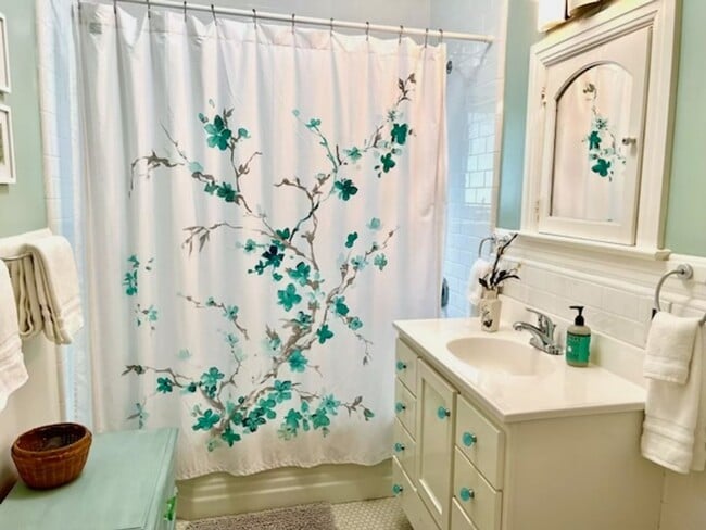 Building Photo - Fully Furnished Tranquil Downtown Home - Available Now!