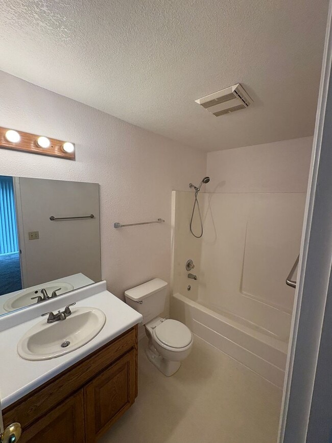 Building Photo - Charming 3 bedroom 2bath home available now!