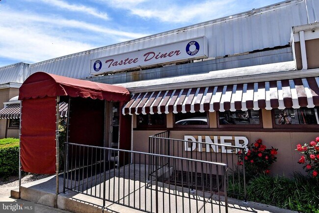 Building Photo - 4620 N Park Ave