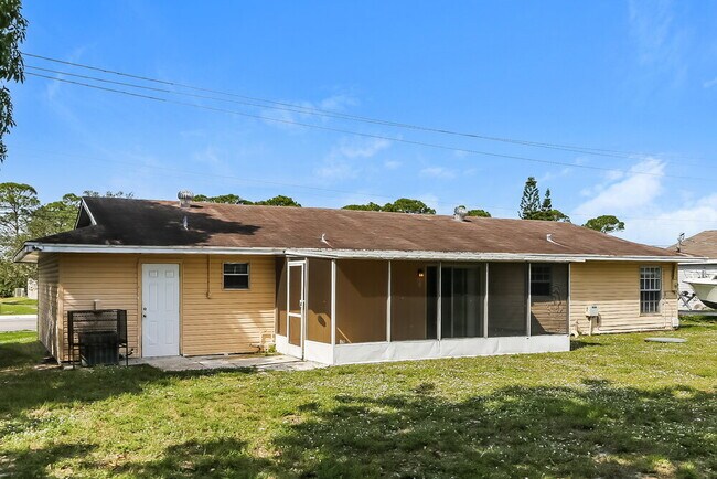 Building Photo - 1983 SE Floresta Dr