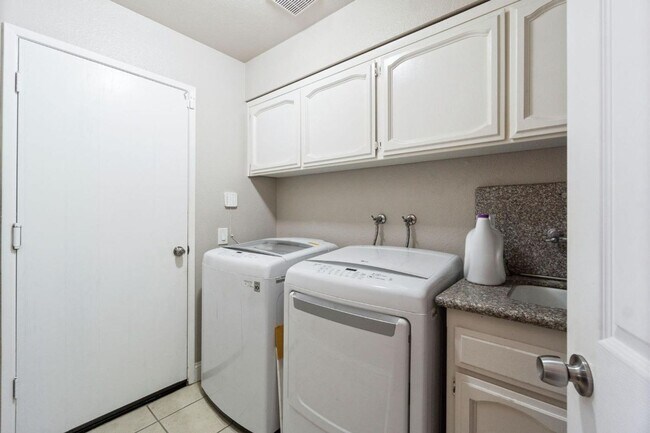 Building Photo - North Fresno 3/2