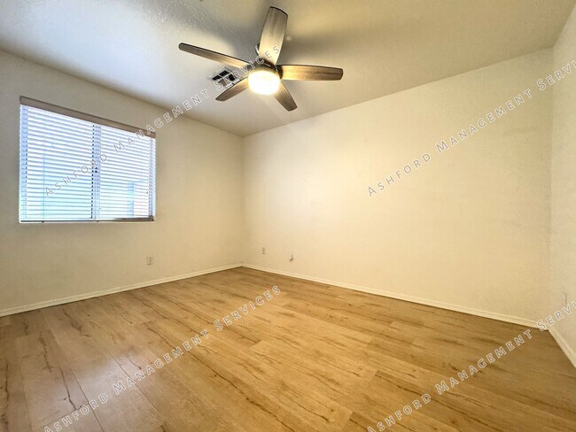 Building Photo - ***MOVE IN SPECIAL!*** BEAUTIFUL 3 BEDROOM...