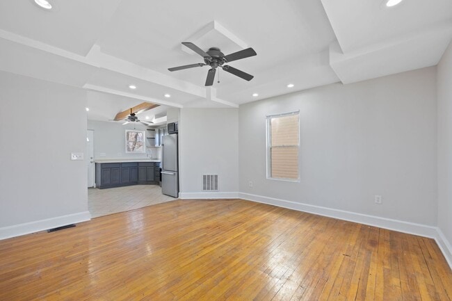 Building Photo - MADISONVILLE - Spacious 3 - 4 bedroom,  1 ...