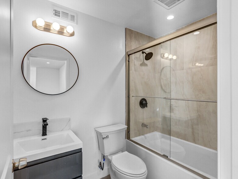 Building Photo - 1231 S Rowan Ave