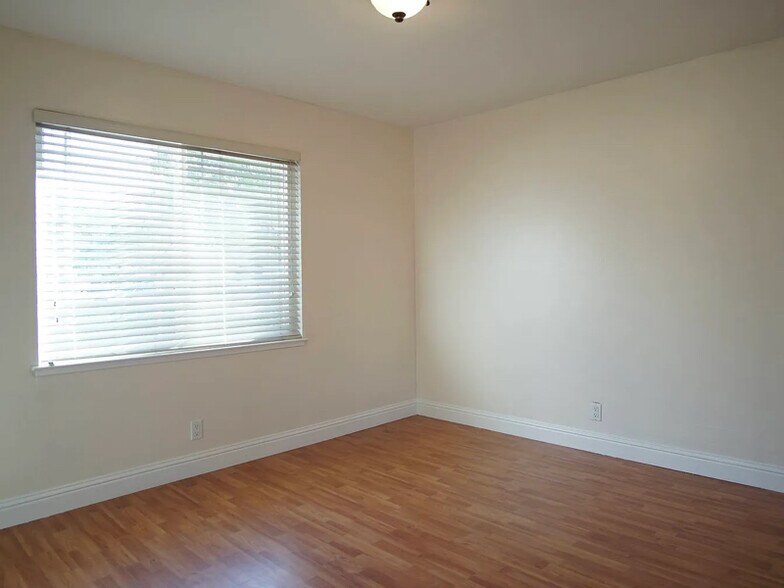 Building Photo - 1367 Oslo Ln