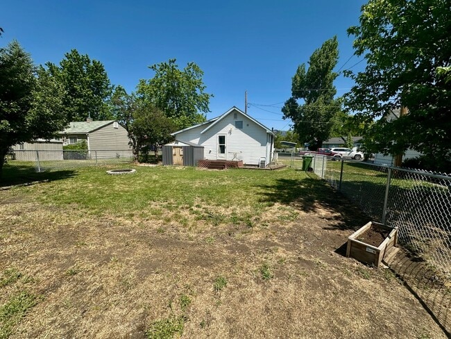 Building Photo - 1 Bedroom house on large lot in quiet neig...