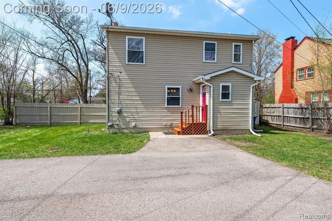 Building Photo - 3260 Sashabaw Rd