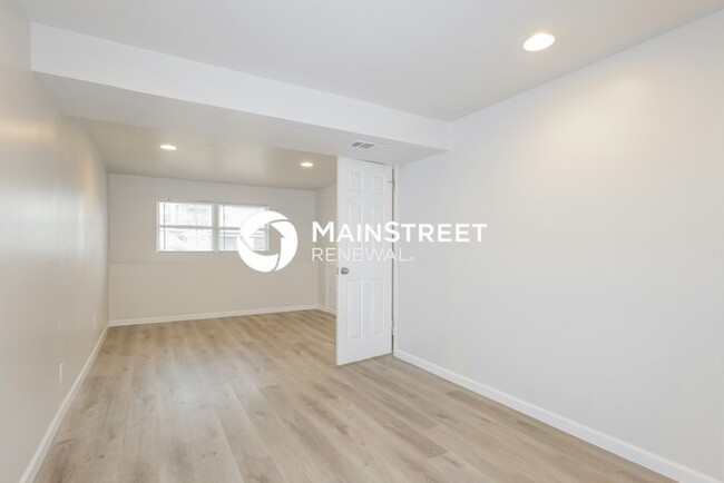 Building Photo - 3022 Brentmoor Dr