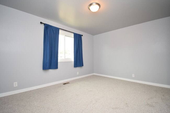 Building Photo - Comfortable Kearns 4-Bed Home with Spacious layout & Private Yard