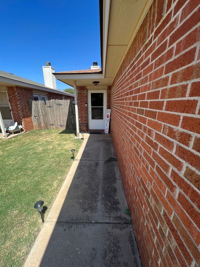 Building Photo - Available NOW! 2 bed 2 bath 2 car garage