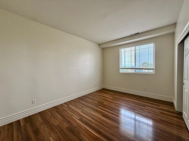Building Photo - Large Hollister Home