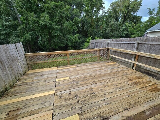 Building Photo - Awesome 3 Bed / 2 Bath Townhome with Open ...