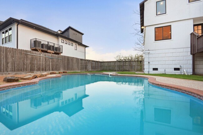 Building Photo - Beautiful Houston Home Featuring a Private Pool